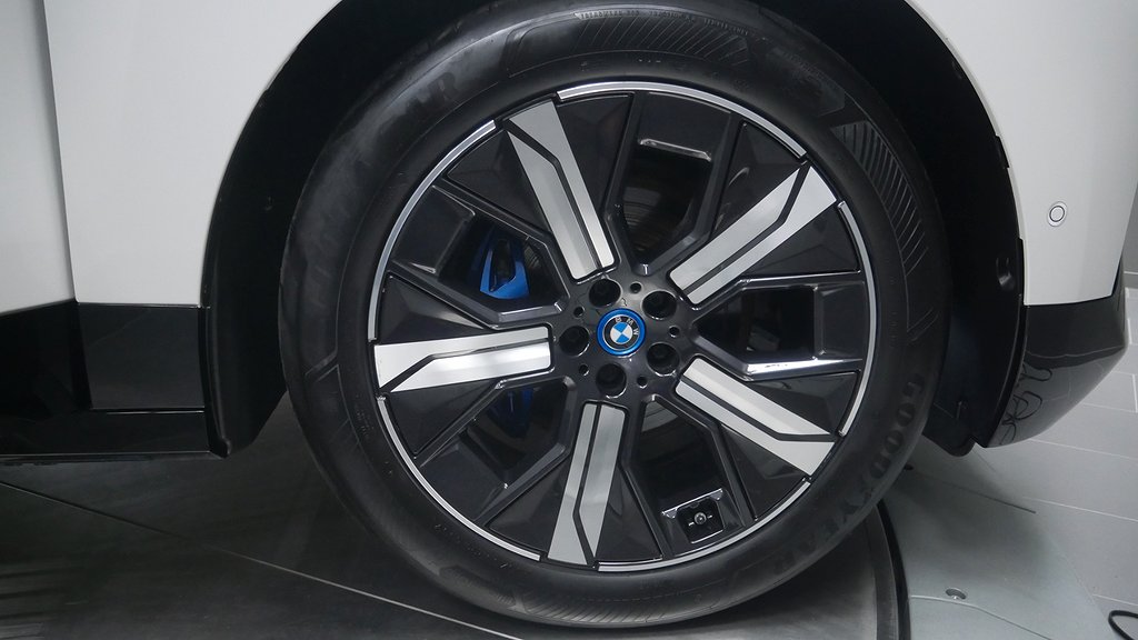 BMW iX xDrive50/SpPkt/SkyL/DAP/HK/Drag/Multist NU 6,45%