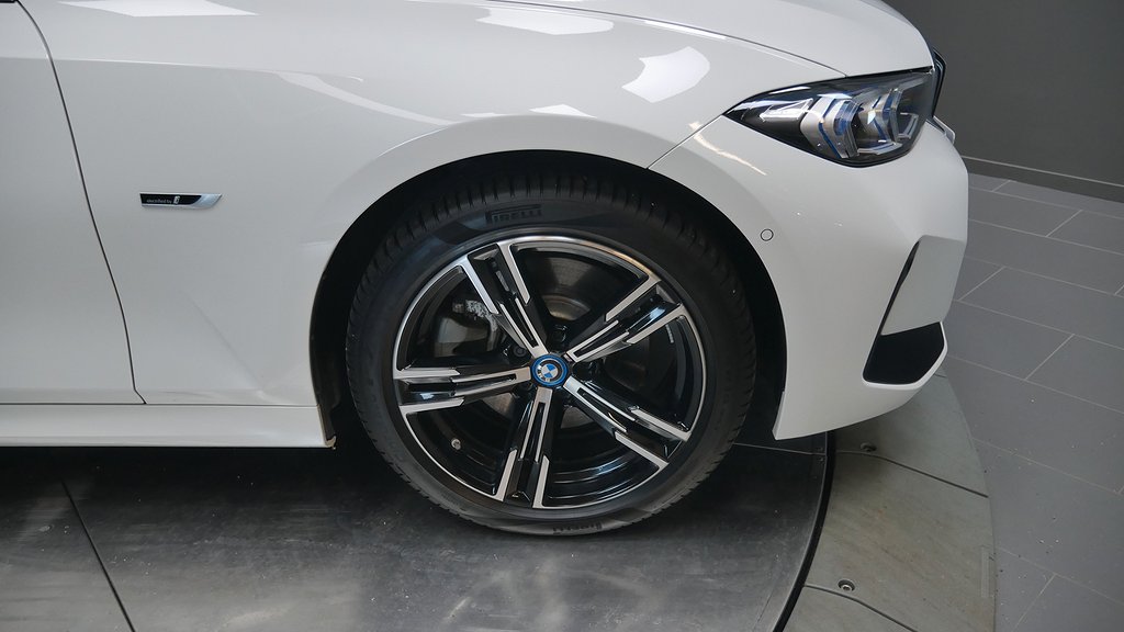 BMW 330e xDrive Sedan/ M Sport/Innovation/Dragkrok/ NU 6,45%