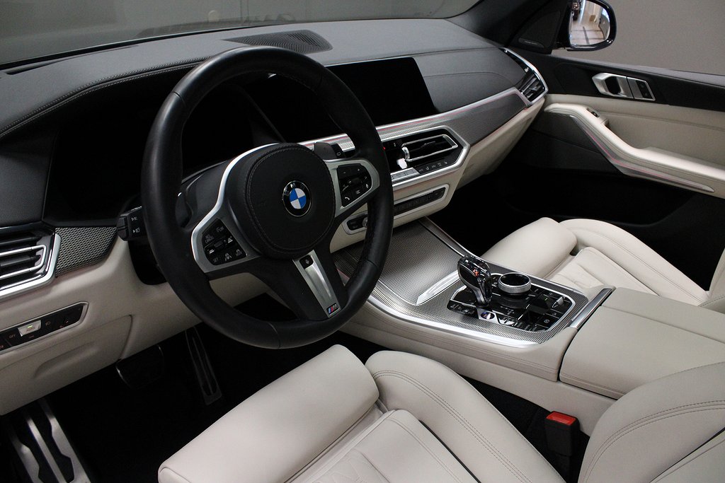 BMW X5 M50i / innovation / Travel / Winter / Dragkrok